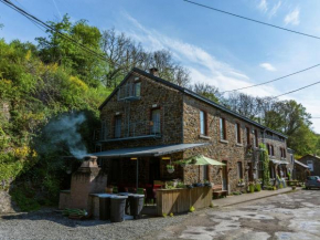 Lovely Holiday Home in Marcourt with Roofed Terrace Garden